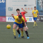 Un jugador del EFAC presiona a un rival de El Catllar, ayer en el Ramon Farrús.