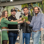 Ivan Caelles amb part de l’equip que ha elaborat aquesta cervesa: Jordi Pifarré i Miquel Simón de Click & Brew, i la publicista Neus Huguet.