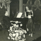 Conxita Badia, con Robert Gerhard, en Barcelona, el año 1935.