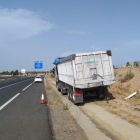 El camión implicado en el accidente mortal de este lunes en la A-2 en Lleida.