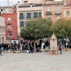 Persones concentrades a la plaça del Dipòsit de Lleida.