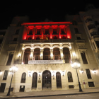 La façana de la Paeria es va il·luminar ahir a la nit de color roig.