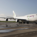 Imagen del Boeing 747-400 que aterrizó ayer a mediodía en el aeropuerto de Alguaire. 