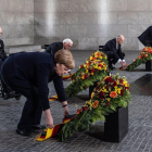 Merkel durante la ofrenda floral en la “Neue Wache”. 
