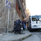 Toni Montardit s’agafa a un tub per girar al carrer Corts Catalanes, la inclinació del qual dificulta la circulació de les cadires de rodes.