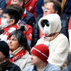 Aficionados viendo ayer el Liverpool-Bournemouth con mascarillas por temor al coronavirus.