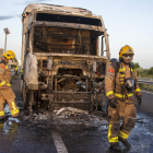 Es crema un camió a Bellpuig i dos ferits en una sortida de via a Alcoletge