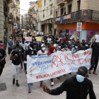 Cientos de personas se concentraron primero en la plaza Paeria de Lleida para mostrar su rechazo al racismo y marcharon posteriormente hacia la subdelegación del Gobierno.