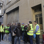 Imagen de archivo de miembros de la PAH intentando parar un desahucio en marzo en Lleida.