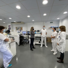 La visita de la síndica d'Aran, Maria Vergés, als laboratoris de l'Espitau Val d'Aran.
