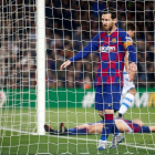 Messi, en el interior de la portería tras una ocasión de gol fallada por el Barça.