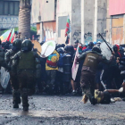 Actuació policial contra els manifestants divendres a Santiago.