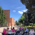 Imatge d’usuaris del Centre Geriàtric Lleida al jardí de la residència.