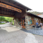 El camping La Borda del Pubill, en Ribera de Cardós, se preparaba ayer para abrir mañana.
