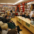 El periodista de SEGRE Josep Grau va presentar ahir les obres dels dos autors lleidatans.