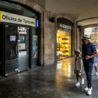 Una família davant d’una oficina de turisme tancada a la ciutat de Barcelona.