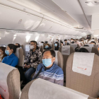 Pasajeros de un vuelo regional chino, todos con mascarillas.
