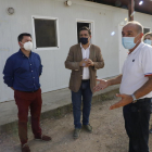 El alcalde y Escobar ayer en el equipamiento habilitado para posibles contagios en Alcarràs.