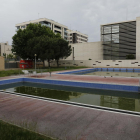 Vista general de las piscinas municipales de Cappont ayer sin fecha aún para su apertura.