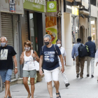 L’ús de mascareta ja és obligatori, encara que hi hagi distància social. A la imatge, transeünts ahir a l’Eix Comercial de Lleida.