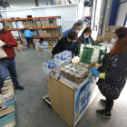 Voluntaris que ahir treballaven preparant lots de menjar al magatzem central del Banc dels Aliments de Lleida.
