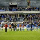 Jugadors del Lleida saluden l’afició després del partit amb el Vila-real B.