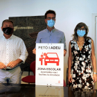 Joan Ramon Castro, Toni Postius i Sandra Castro, amb el cartell de la nova zona "kiss&ride" de l'escola Espiga