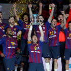 Los jugadores del Barça levantan la vigésima tercera Copa de su palmarés, ayer en Alicante.