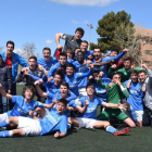 Los jugadores y el cuerpo técnico del Juvenil A del Lleida celebran la salvación en el césped de Gardeny.