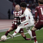 Iniesta intenta eludir un rival ahir durant la Supercopa del Japó.