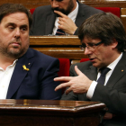 Junqueras y Puigdemont en el Parlament, el 26 de octubre de 2017.