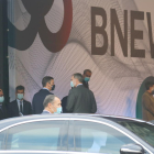 El rei Felip VI i el president del govern espanyol, Pedro Sánchez, parlant a l'entrada de l'Estació de França de Barcelona abans d'entrar a la BNEW.