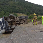 Herido al volcar un camión en las obras de la N-145 en La Seu d'Urgell