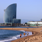 Una playa de Barcelona con bañistas y deportistas esta semana. 