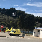 El helicóptero y la ambulancia del SEM, en el parking de las piscinas municipales. 