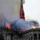 La aguja central de Notre Dame durante el incendio del pasado año.