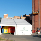 La carpa instalada en el exterior del Hospital Arnau de Vilanova de Lleida para dar apoyo en Urgencias.