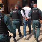 Captura del vídeo proporcionado por la Guardia Civil de la detención del novio de la joven de Vinaròs.