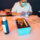 Una trabajadora sanitaria prepara un test PCR