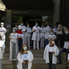 Uns 60 sanitaris reclamen millores laborals davant de l'Hospital Santa Maria de Lleida