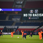 Els jugadors del PSG i de l’Istanbul Basaksehir van protestar contra el racisme.