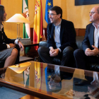 La presidenta del Parlamento andaluz, Marta Bosquet, ayer, con los representantes del PSOE-A.