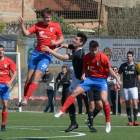 Un jugador del Juneda és marcat amb duresa per un rival durant una acció del partit.