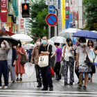 Ciutadans equipats amb mascareta a la ciutat de Tòquio.