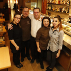 Foto de familia de los trabajadores del restaurante Bellera tomada ayer, con Eduard Bellera, el actual propietario, en el centro. 