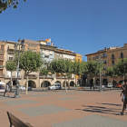 La plaza Mercadal de Balaguer, ayer por la tarde casi vacía después de anunciarse las nuevas medidas.
