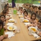 Alumnes al menjador de l’escola Maria-Mercè Marçal de Tàrrega el curs passat.