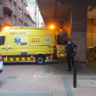 Una ambulancia, en la calle Comerç, trasladó al joven al hospital. 