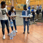 Sanitarios entregan comida  -  Una quincena de profesionales sanitarios del hospital Arnau de Vilanova, entre médicos y enfermeras, llevan cada lunes comida a los temporeros que pernoctan en el Barri Antic y ayer entregaron 10 kilos de macarrones, ...