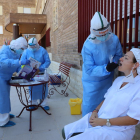 Sanitarios haciendo un test a  a una trabajadora de un centro geriátrico de Aitona.